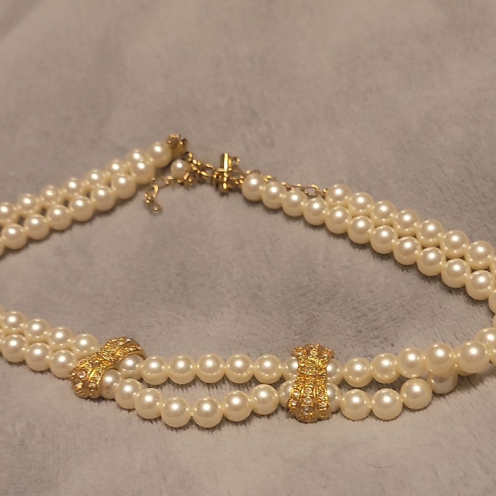 Elegant Pearl and Gold Necklace